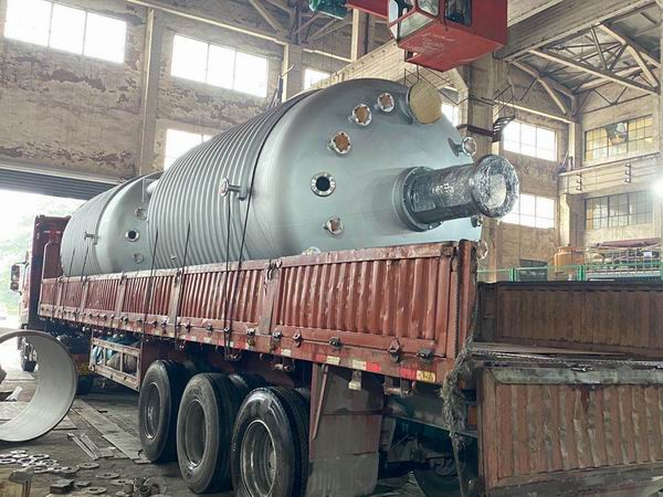 湖北某新材料有限公司 兩臺(tái)15立方外盤(pán)半管式反應(yīng)釜 順利啟程